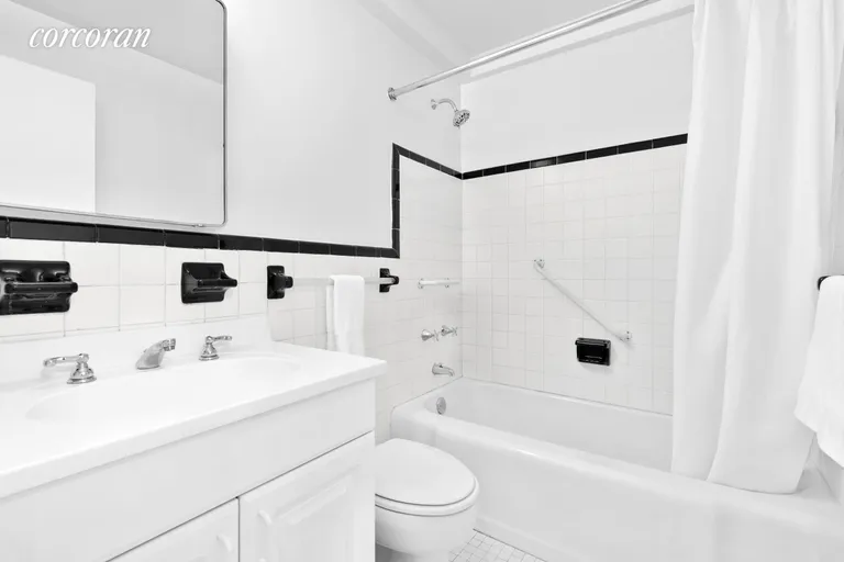 New York City Real Estate | View 45 East End Avenue, 4D | Full Bathroom | View 7