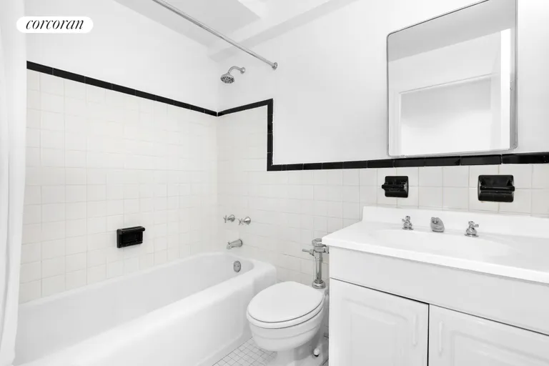 New York City Real Estate | View 45 East End Avenue, 4D | Full Bathroom | View 9