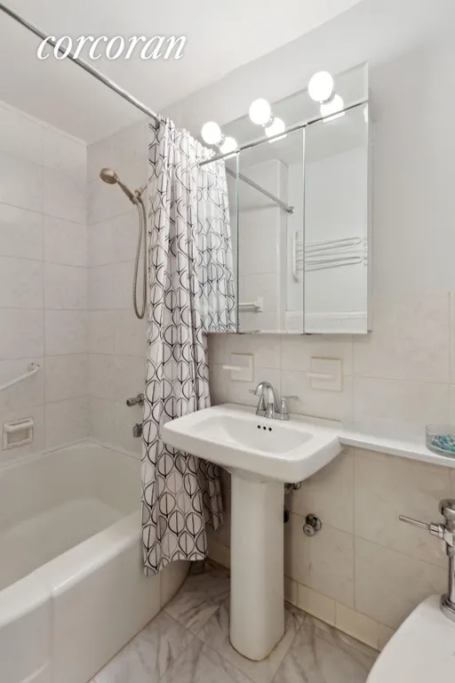 New York City Real Estate | View 33 East End Avenue, 10E | Full Bathroom | View 5