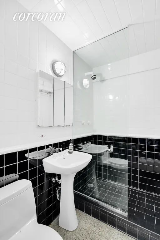 New York City Real Estate | View 60 Riverside Drive, 7G | Full Bathroom | View 9