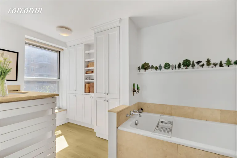 New York City Real Estate | View 33 West 93rd Street, 5B | Ensuite Bathroom | View 16