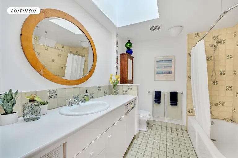 New York City Real Estate | View 33 West 93rd Street, 5B | Full Bathroom | View 17