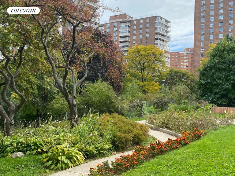 New York City Real Estate | View 90 LaSalle Street, 11E | Landscaped grounds | View 12