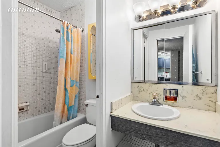 New York City Real Estate | View 300 East 40th Street, 25M | Full Bathroom | View 6