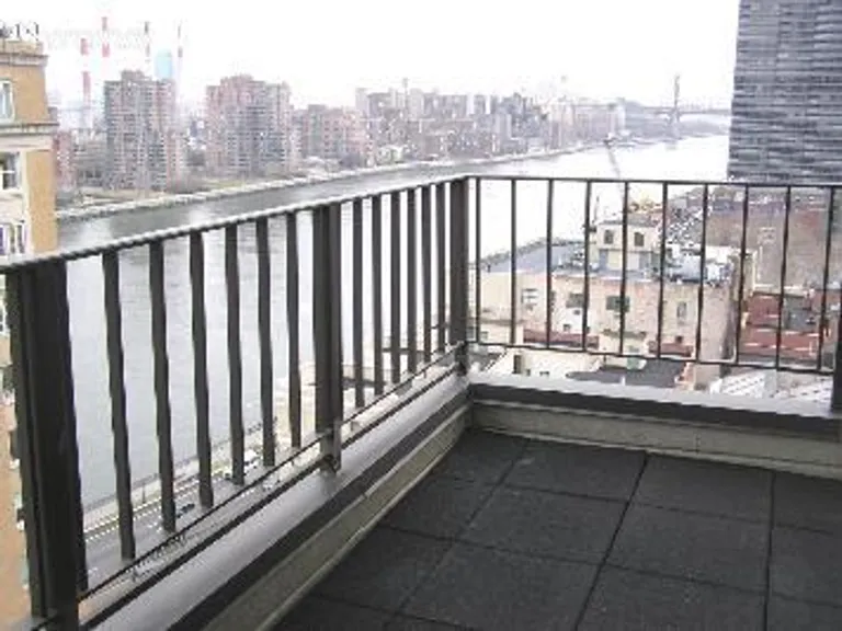 New York City Real Estate | View 10 East End Avenue, 17D | room 2 | View 3