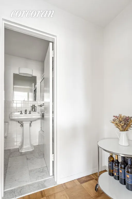 New York City Real Estate | View 140 West End Avenue, 28A | Full Bathroom | View 4
