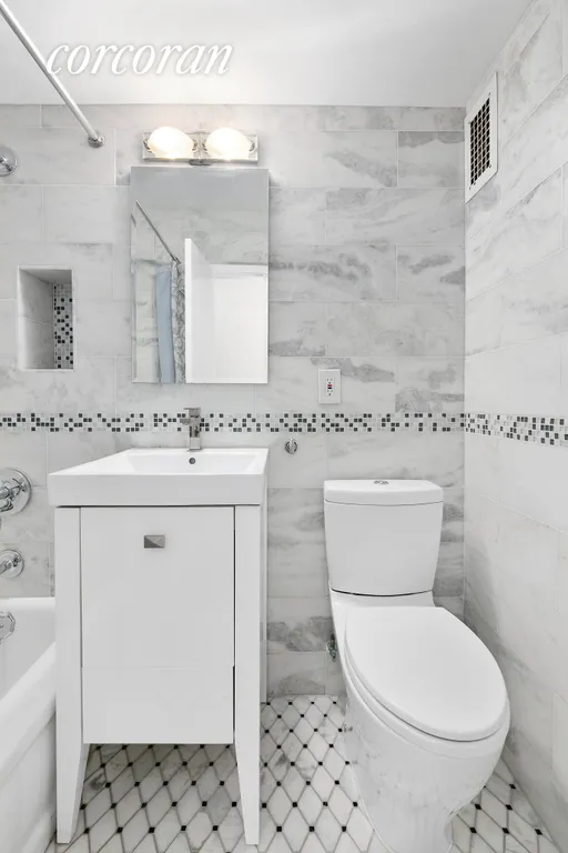 New York City Real Estate | View 100 LaSalle Street, 17F | Full Bathroom | View 5
