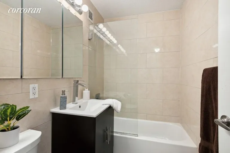 New York City Real Estate | View 531 Main Street, 1104 | Full Bathroom | View 8