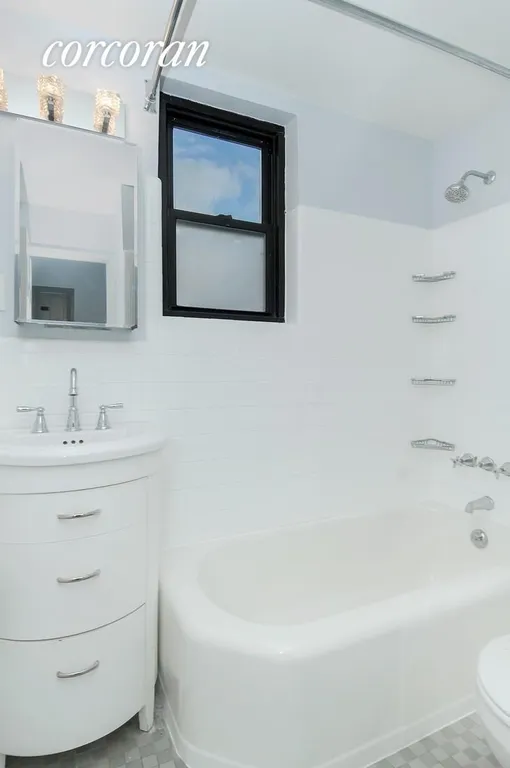 New York City Real Estate | View 7 Park Avenue, 126 | Full Bathroom | View 7