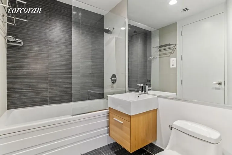 New York City Real Estate | View 321 Greene Avenue, 3A | Full Bathroom | View 6