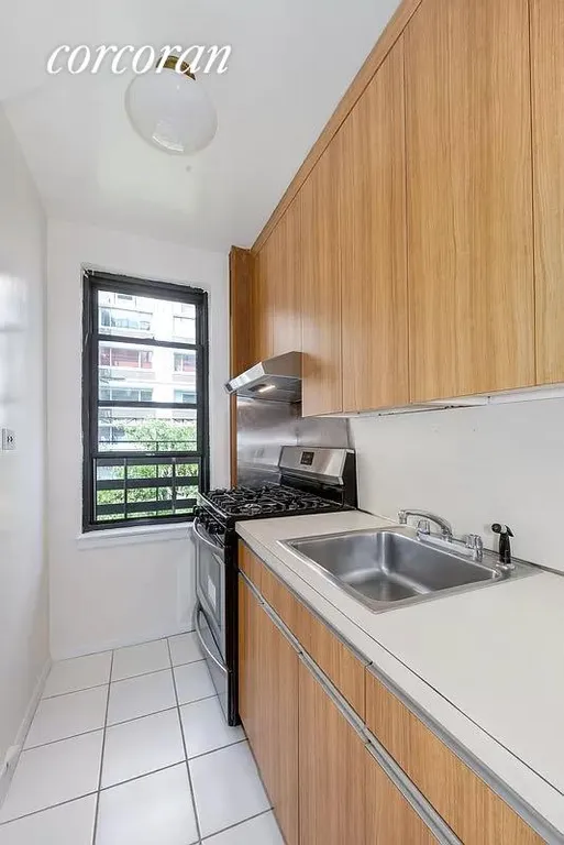 New York City Real Estate | View 208 East 70th Street, 5B | room 5 | View 6
