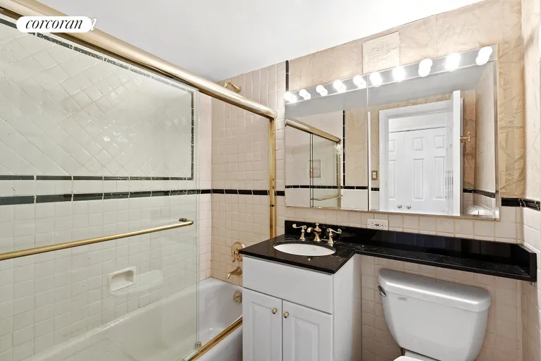 New York City Real Estate | View 715 Park Avenue, 12E | Full Bathroom | View 5