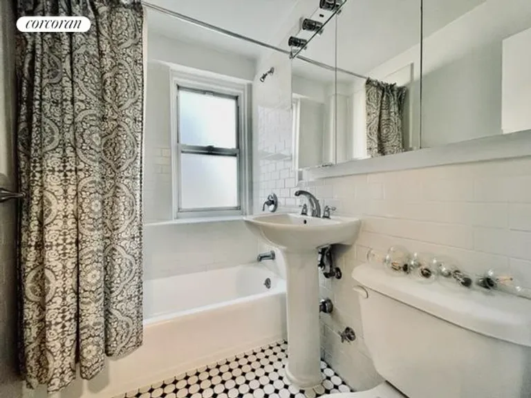 New York City Real Estate | View 2300 Fifth Avenue, 17R | Full Bathroom | View 7