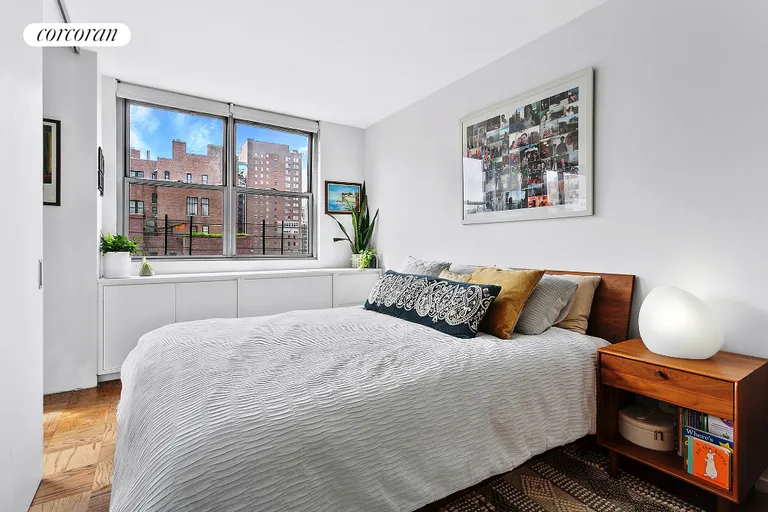 New York City Real Estate | View 32 Gramercy Park South, 12H | Bedroom | View 5
