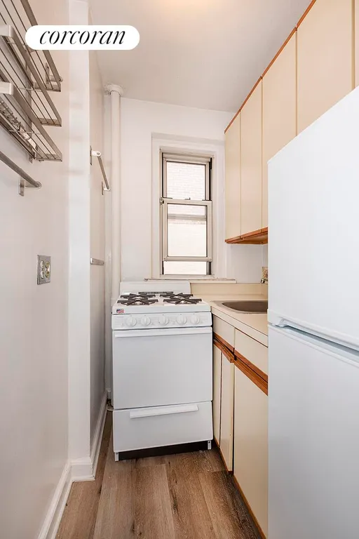 New York City Real Estate | View 325 East 77th Street, 5B | Kitchen | View 4