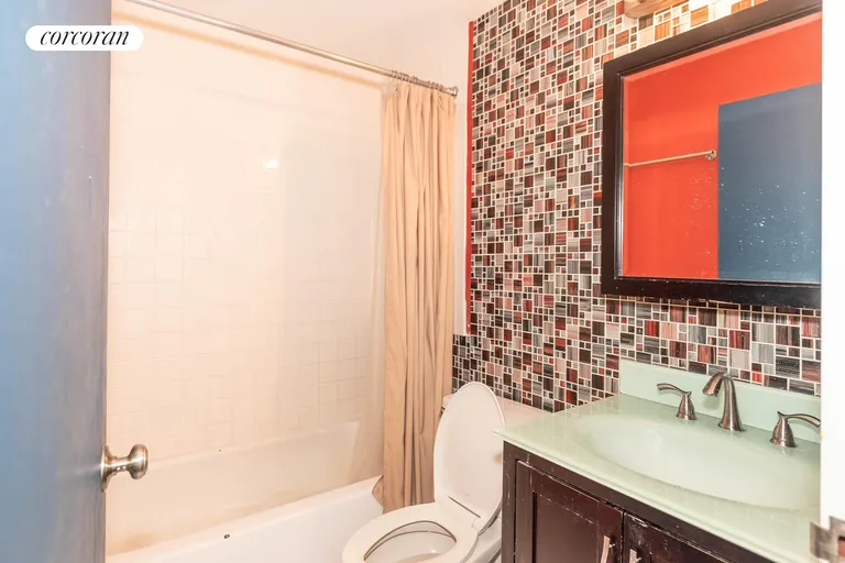 New York City Real Estate | View 220 Manhattan Avenue, 4J | Full Bathroom | View 4
