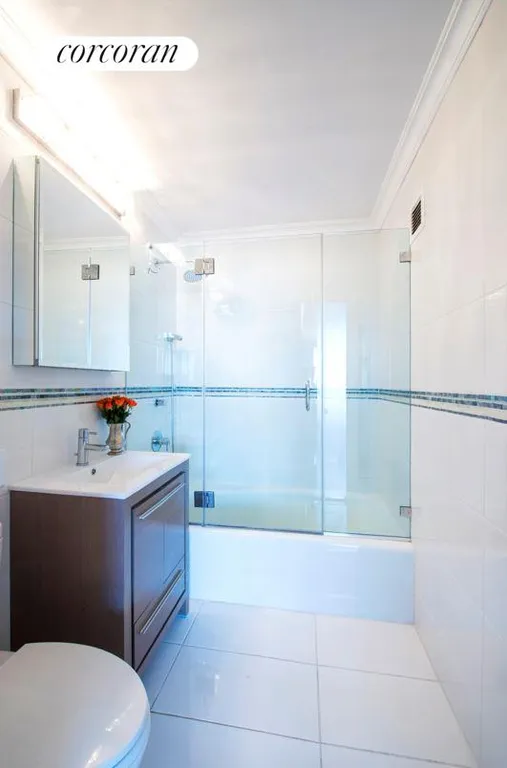 New York City Real Estate | View 45 West 67th Street, 19A | Full Bathroom | View 6