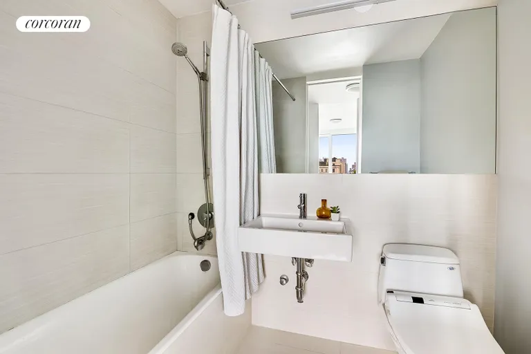 New York City Real Estate | View 333 East 14th Street, 10G | Full Bathroom | View 6