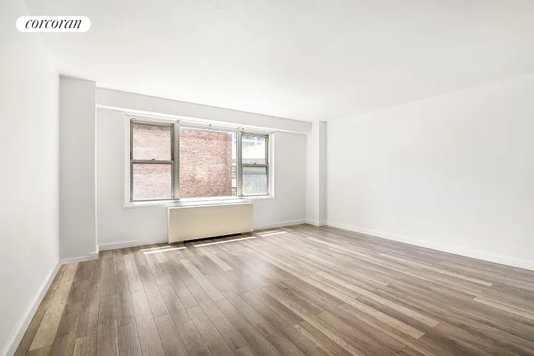 New York City Real Estate | View 220 East 60th Street, 4E | room 1 | View 2
