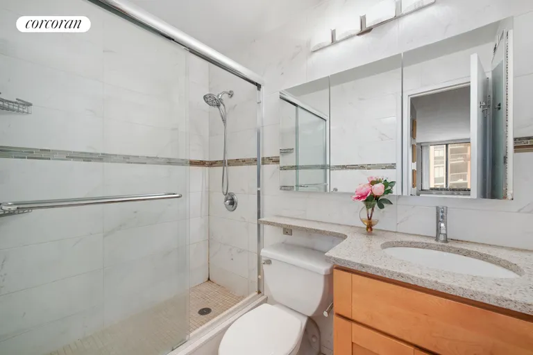 New York City Real Estate | View 1991 Broadway, 9A | Full Bathroom | View 8