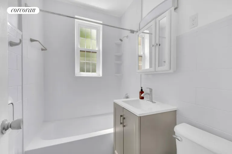New York City Real Estate | View 1125 Lorimer Street, 3J | Full Bathroom | View 6