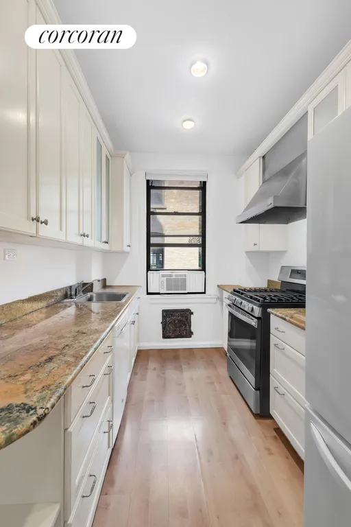 New York City Real Estate | View 37 West 93rd Street, 18 | room 4 | View 5