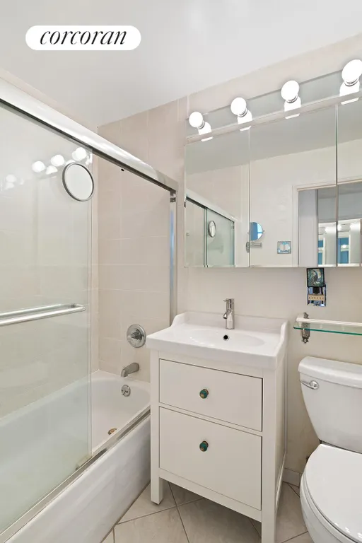 New York City Real Estate | View 4 Lexington Avenue, 7N | Full Bathroom | View 5