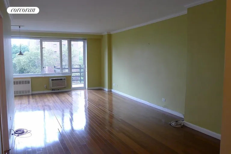 New York City Real Estate | View 392 Central Park West, 5J | Spacious Living Room | View 5