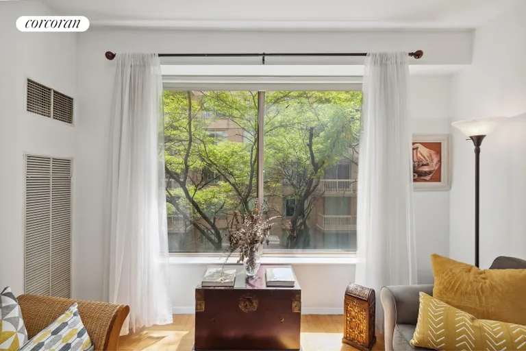 New York City Real Estate | View 200 East 69th Street, 4S | room 1 | View 2