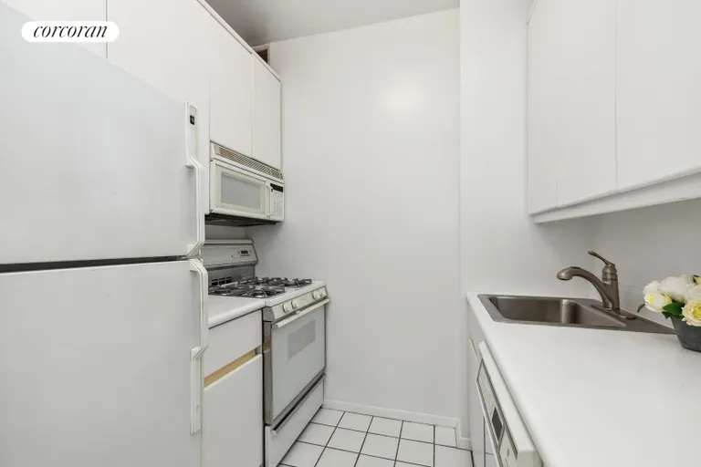 New York City Real Estate | View 200 East 69th Street, 4S | room 4 | View 5