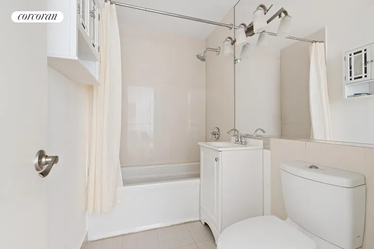 New York City Real Estate | View 823 Classon Avenue, 2D | Full Bathroom | View 6