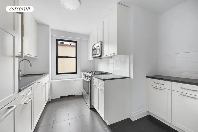 New York City Real Estate | View 201 East 28th Street, 6E | Kitchen | View 2