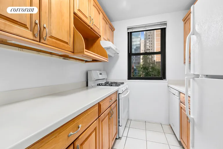New York City Real Estate | View 315 East 72Nd Street, 4M | room 2 | View 3