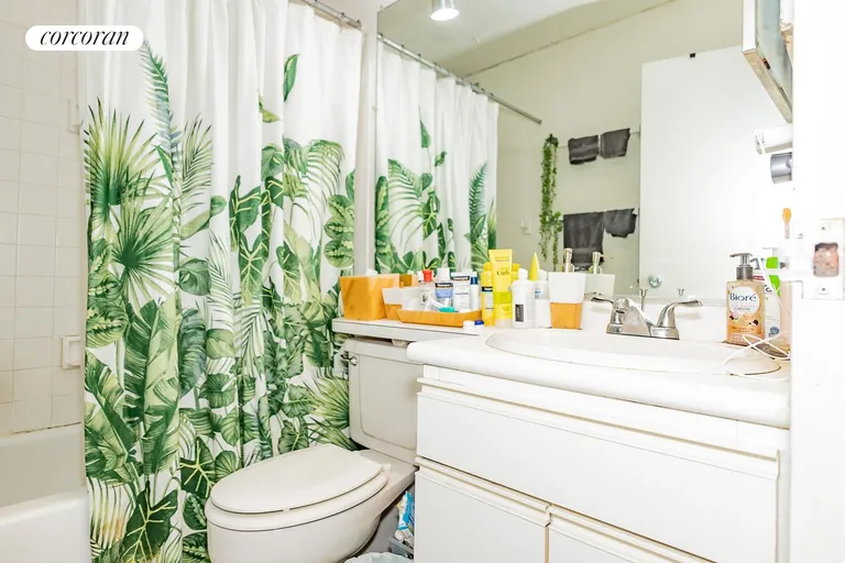New York City Real Estate | View 300 West 110th Street, 17F | Full Bathroom | View 10