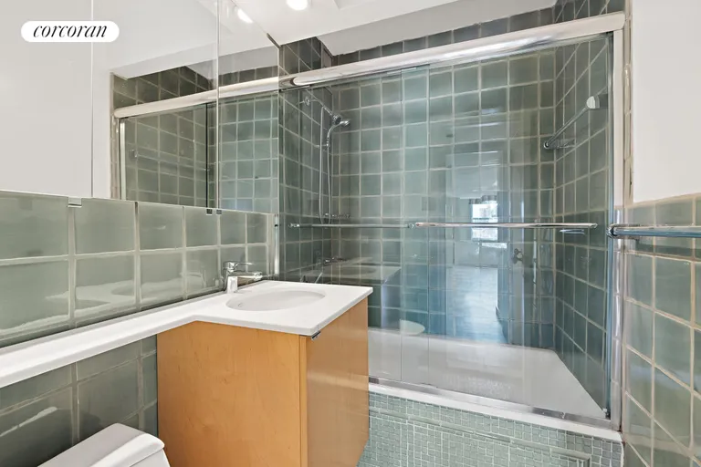 New York City Real Estate | View 101 West 12th Street, 17K | Full Bathroom | View 11