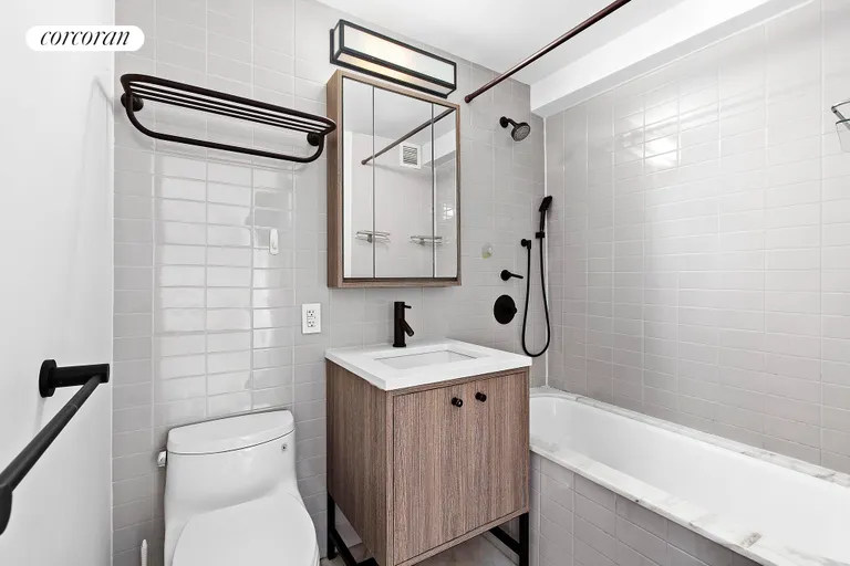 New York City Real Estate | View 175 West 95th Street, 18J | Full Bathroom | View 4