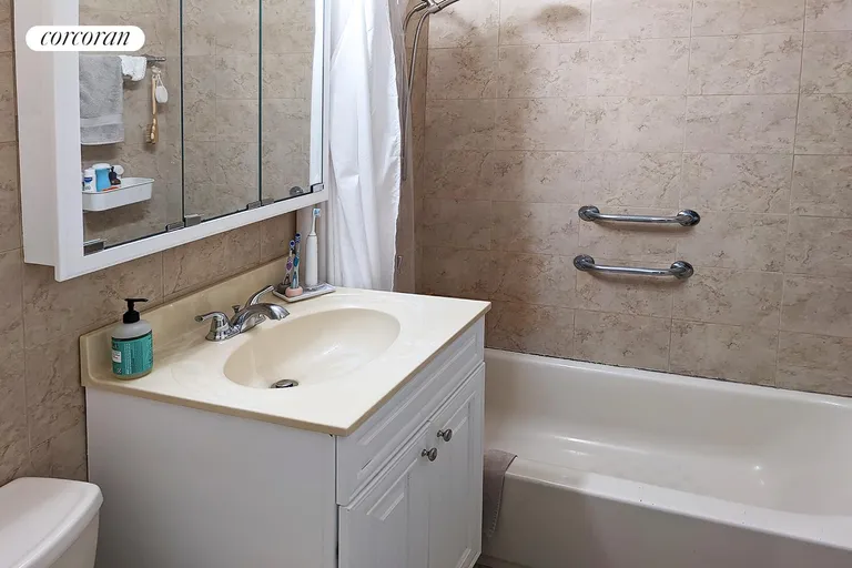 New York City Real Estate | View 382 Central Park West, 15L | Full Bathroom | View 5