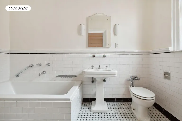 New York City Real Estate | View 40 West 67th Street, 7C | Primary Bath en suite with BR | View 5