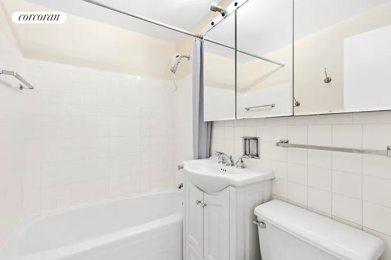 New York City Real Estate | View 170 West End Avenue, 30J | Full Bathroom | View 4