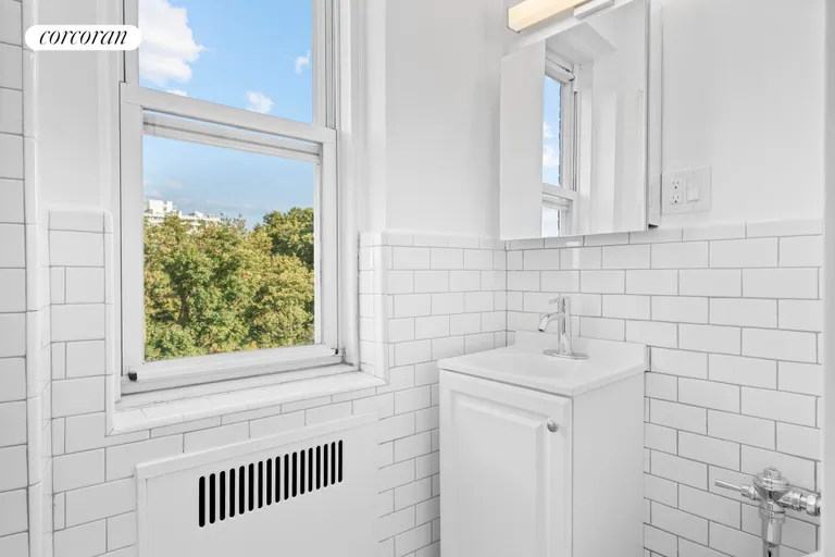 New York City Real Estate | View 25 Plaza Street West, 6B | Full Bathroom | View 18