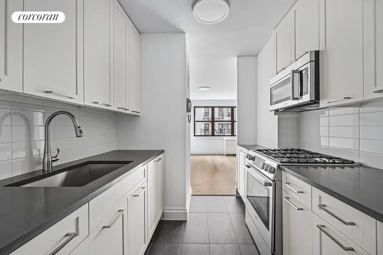 New York City Real Estate | View 201 East 28th Street, 6J | room 2 | View 3
