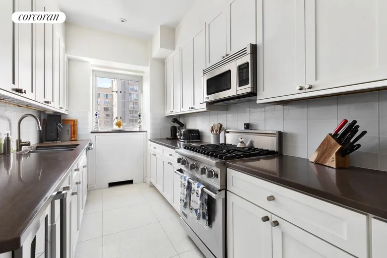 New York City Real Estate | View 200 East 66th Street, PHD2001 | Kitchen | View 5