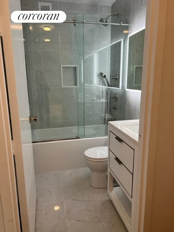 New York City Real Estate | View 250 West 89th Street, 7A | Primary Bathroom | View 5