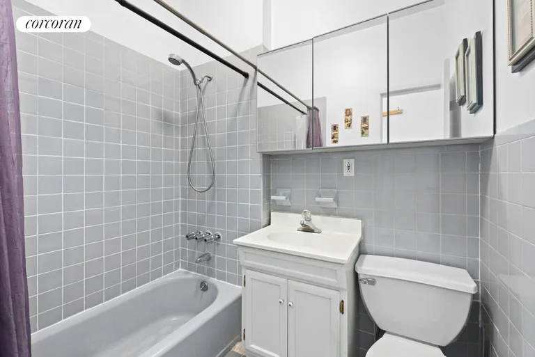 New York City Real Estate | View 140 West 69th Street, 52C | Full Bathroom | View 2