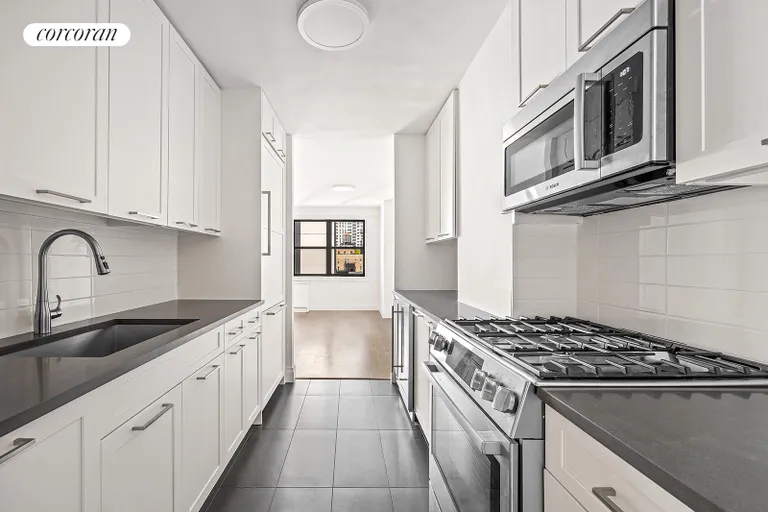 New York City Real Estate | View 201 East 28th Street, 10K | room 2 | View 3