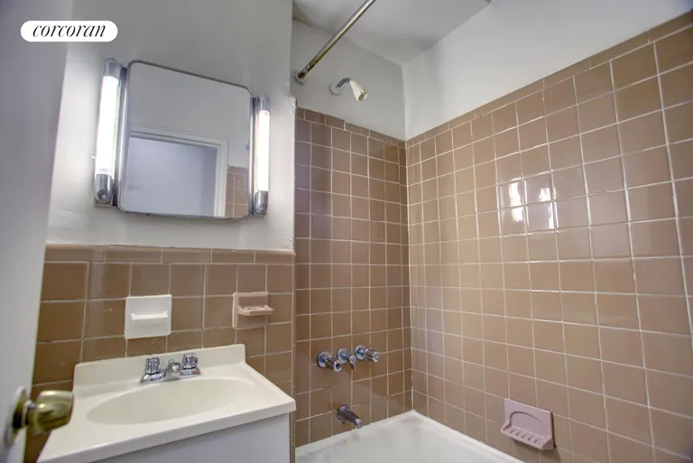 New York City Real Estate | View 44 West 72Nd Street, 1E | Full Bathroom | View 4