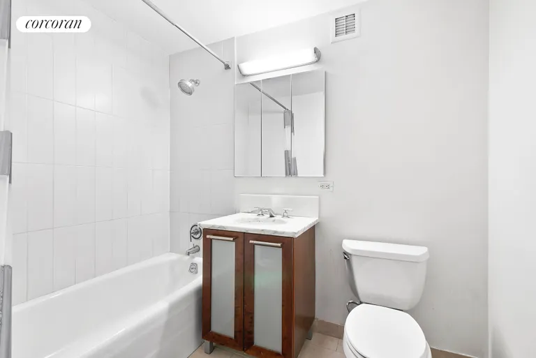 New York City Real Estate | View 121 East 23rd Street, 5B | Full Bathroom | View 5