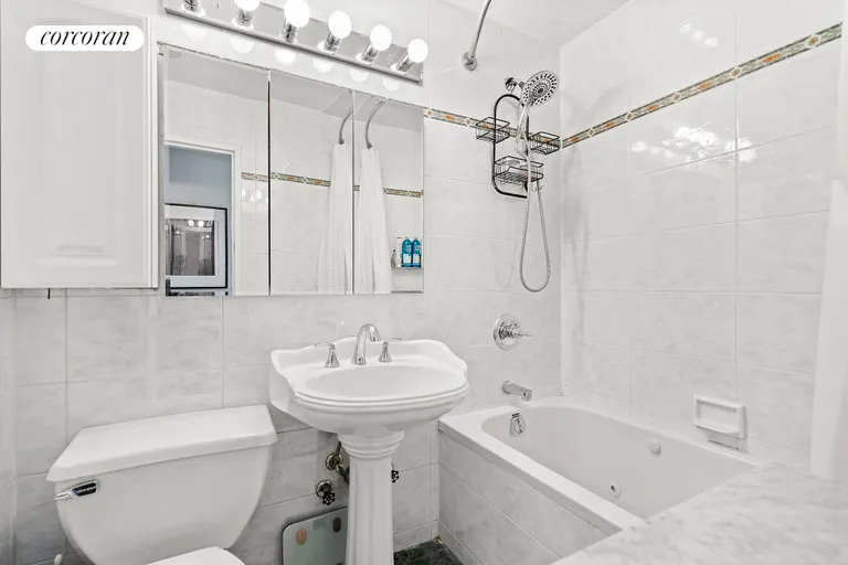 New York City Real Estate | View 9 Barrow Street, 6F | Full Bathroom | View 8