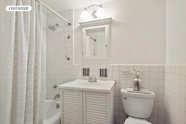 New York City Real Estate | View 205 East 63rd Street, 4E | Full Bathroom | View 5