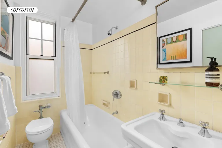 New York City Real Estate | View 2 Horatio Street, 5B | Full Bathroom | View 5
